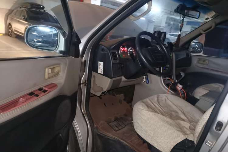 Used Jinbei Grace 2013 2.0L Zhi Ling Luxury 11-Seater National Games Commemorative Edition China IV Standard 10 Seaters Driver Seat