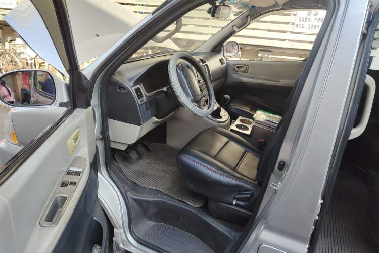 Used Jinbei Grace 2013 2.0L Zhi Ling Standard Model 9-Seater National Games Commemorative Edition China IV Emission Standard 9 Seats Driver Seat