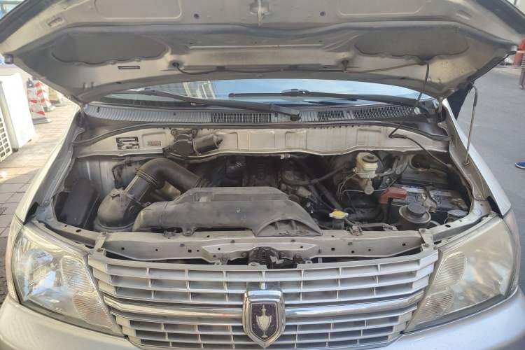 Used Jinbei Grace 2013 2.0L Zhi Ling Standard Model 9-Seater National Games Commemorative Edition China IV Emission Standard 9 Seats Engine Bay