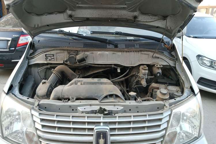 Used Jinbei Grace 2013 2.0L Zhi Ling Standard Version 11-Seater National Games Commemorative Edition Euro 5 10-Seater Engine Bay