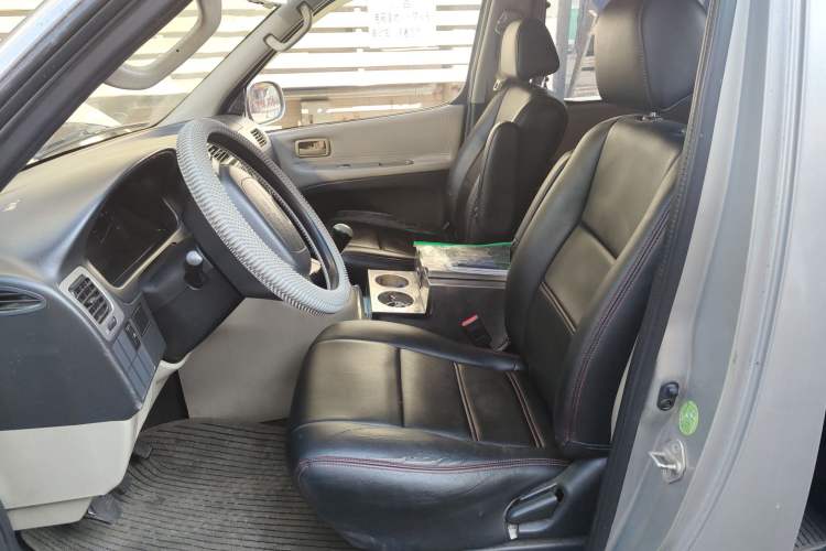 Used Jinbei Grace 2013 2.0L Zhi Ling Standard Model 9-Seater National Games Commemorative Edition China IV Emission Standard 9 Seats Left Front Seat