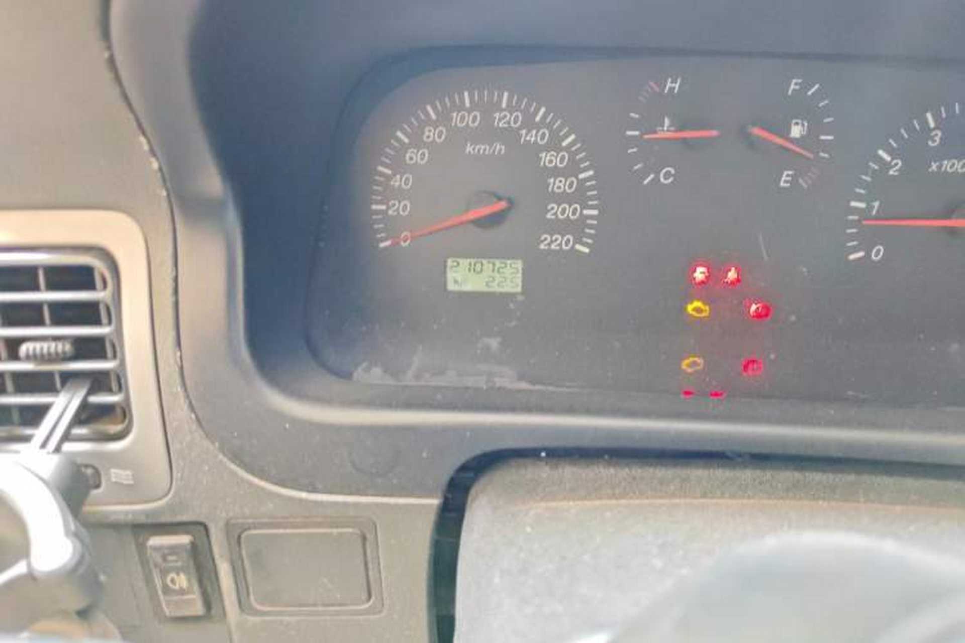Used Jinbei Grace 2013 2.0L Zhi Ling Standard 7-Seater All-Games Commemorative Version China IV Standard Odometer Close Up