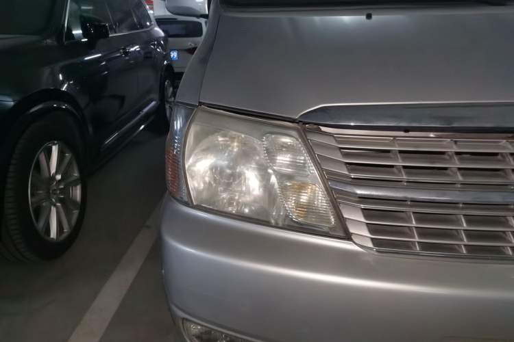 Used Jinbei Grace 2013 2.0L Zhi Ling Luxury 11-Seater National Games Commemorative Edition China IV Standard 10 Seaters Right Front Headlight