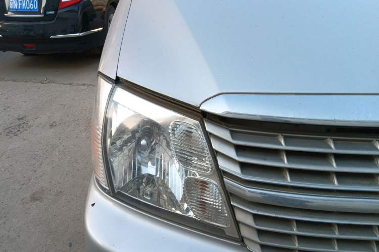 Used Jinbei Grace 2013 2.0L Zhi Ling Standard Version 11-Seater National Games Commemorative Edition Euro 5 10-Seater Right Front Headlight