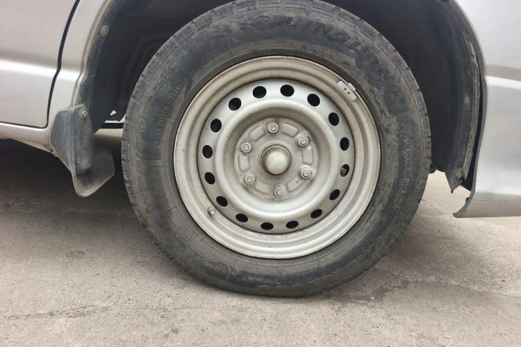 Used Jinbei Grace 2013 2.0L Zhi Ling Standard 7-Seater All-Games Commemorative Version China IV Standard Right Front Wheel Hub