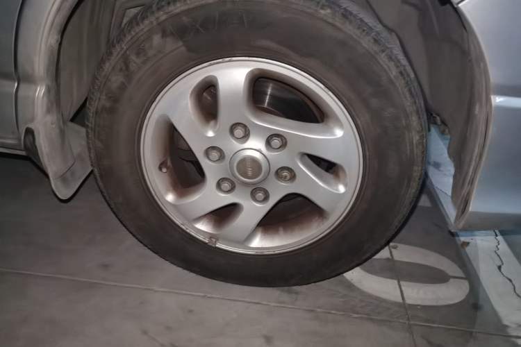 Used Jinbei Grace 2013 2.0L Zhi Ling Luxury 11-Seater National Games Commemorative Edition China IV Standard 10 Seaters Right Front Wheel Hub