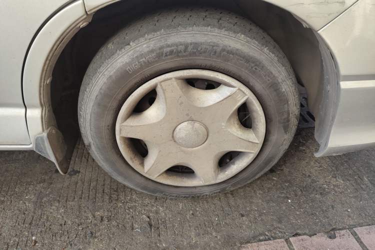 Used Jinbei Grace 2013 2.0L Zhi Ling Standard Model 9-Seater National Games Commemorative Edition China IV Emission Standard 9 Seats Right Front Wheel Hub