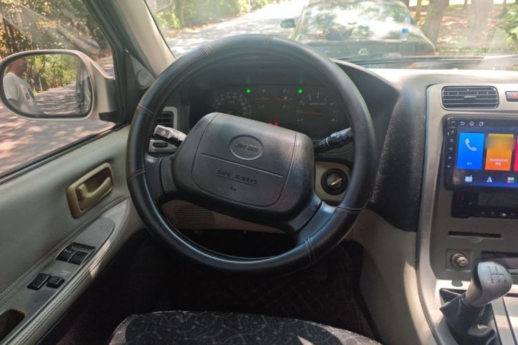 Used Jinbei Grace 2013 2.0L Zhi Ling Standard Model 9-Seater National Games Commemorative Edition China IV Emission Standard 9 Seats Steering Wheel