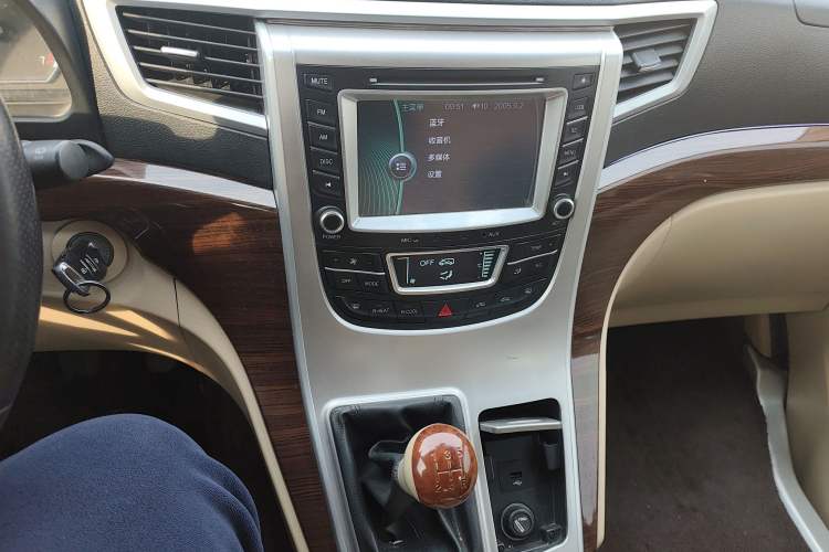 Used Jinbei Grace 2014 2.4L Standard Short-Wheelbase 7-Seater 4RB2 Audio And AC Panel