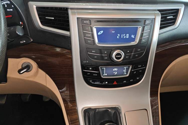 Used Jinbei Grace 2014 2.4L Standard Version Long Wheelbase 9-Seater 4RB2 Audio And AC Panel