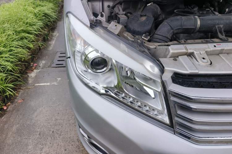 Used Jinbei Grace 2014 2.4L Luxury Model Long Wheelbase 9-Seater 4RB2 Right Front Headlight