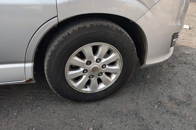 Used Jinbei Grace 2014 2.4L Standard Short-Wheelbase 7-Seater 4RB2 Right Front Wheel Hub