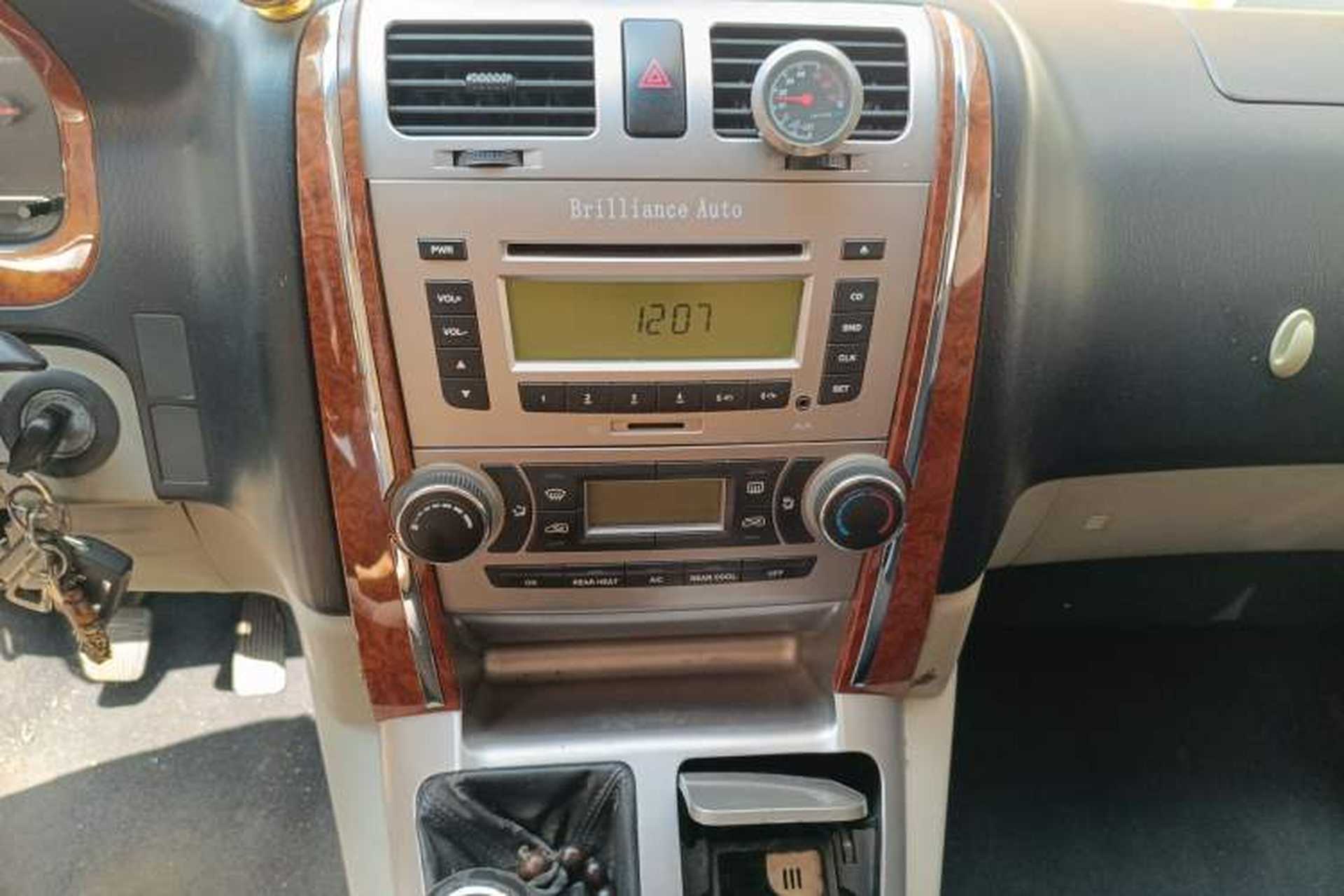 Used Jinbei Grace 2015 2.0L Classic Edition Luxury Long-Wheelbase 9-Seater Audio And AC Panel