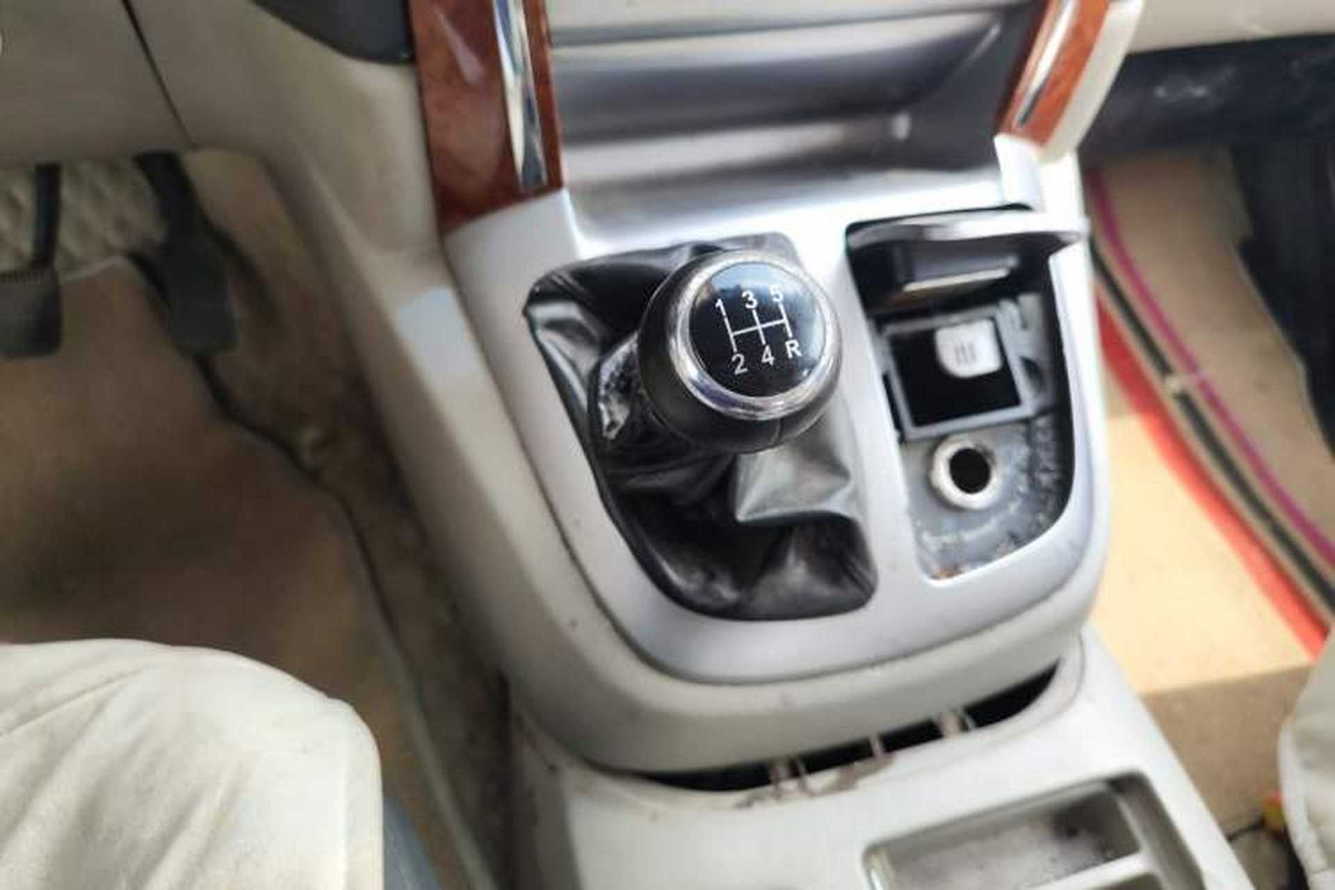 Used Jinbei Grace 2015 2.0L Classic Edition Basic Model Short Wheelbase 7-Seater Gear Lever