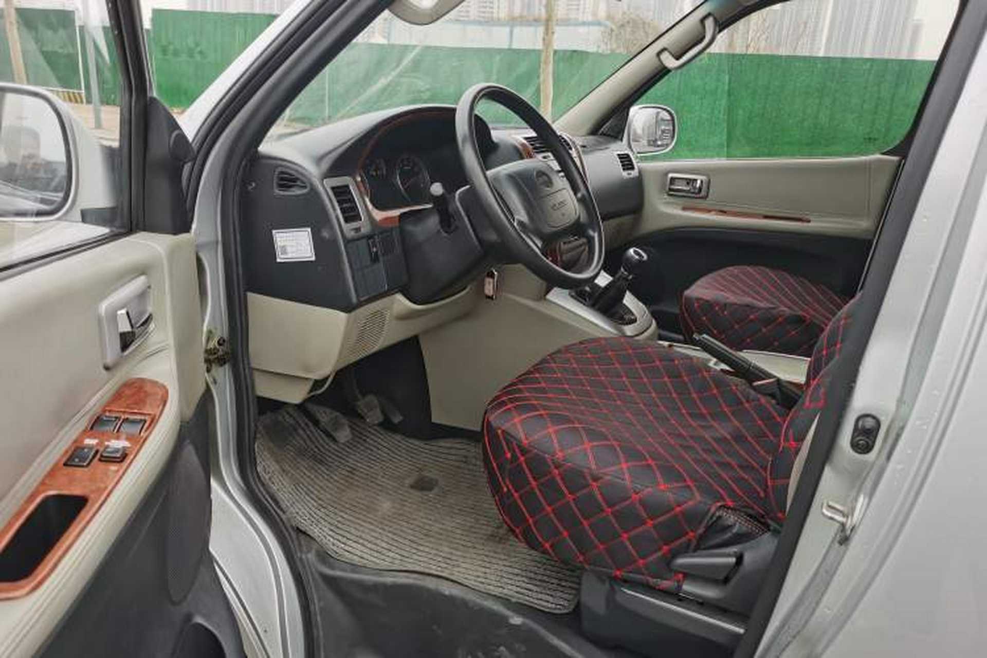 Used Jinbei Grace 2015 2.0L Classic Edition Standard Model Long Wheelbase 7/9 Seats Interior 1