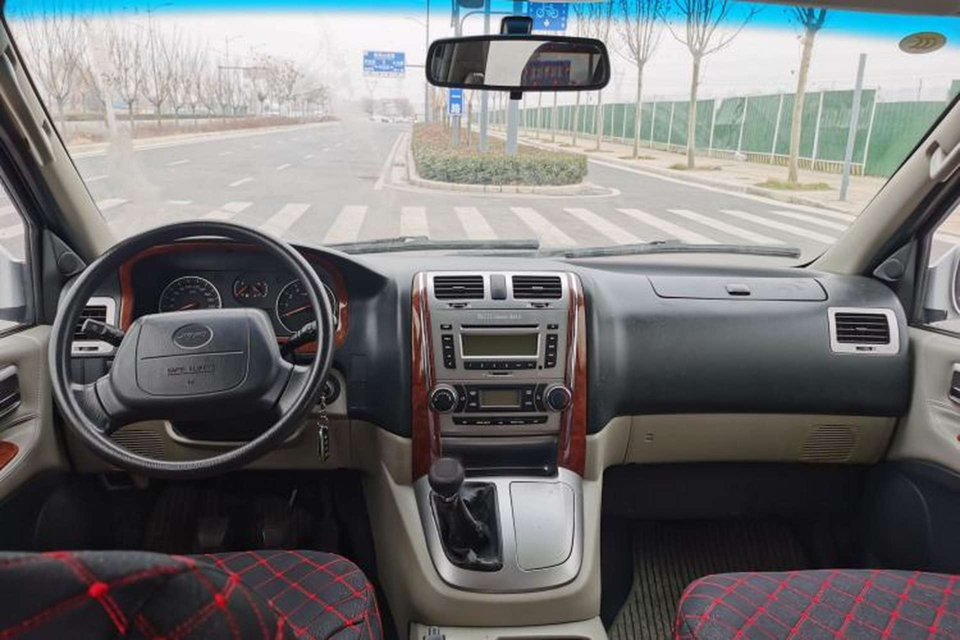 Used Jinbei Grace 2015 2.0L Classic Edition Standard Model Long Wheelbase 7/9 Seats Interior 3