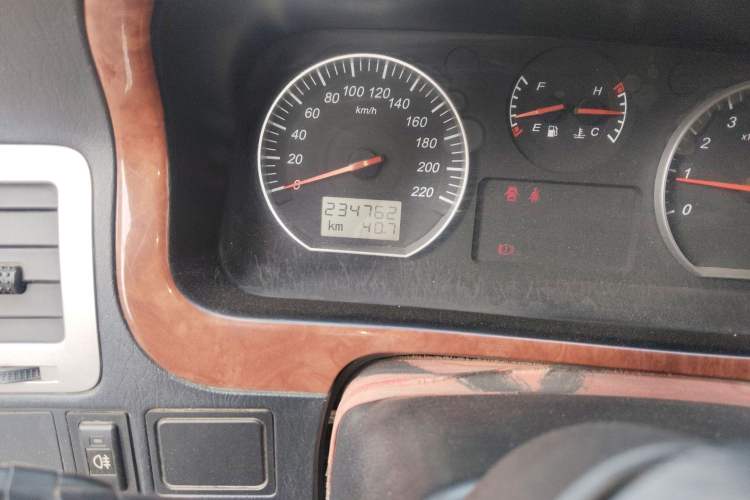Used Jinbei Grace 2015 2.0L Classic Edition Standard Model Long Wheelbase 7/9 Seats Odometer Close Up