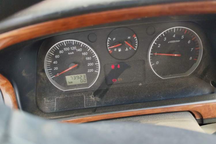 Used Jinbei Grace 2015 2.0L Classic Edition Basic Model Short Wheelbase 7-Seater Odometer Close Up