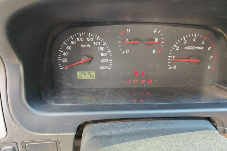 Used Jinbei Grace 2015 2.0L Classic Edition Standard Model Long Wheelbase 7/9 Seats Odometer Close Up