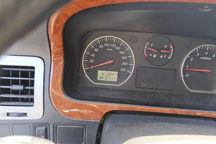 Used Jinbei Grace 2015 2.0L Classic Edition Basic Model Long Wheelbase 7-Seater Odometer Close Up