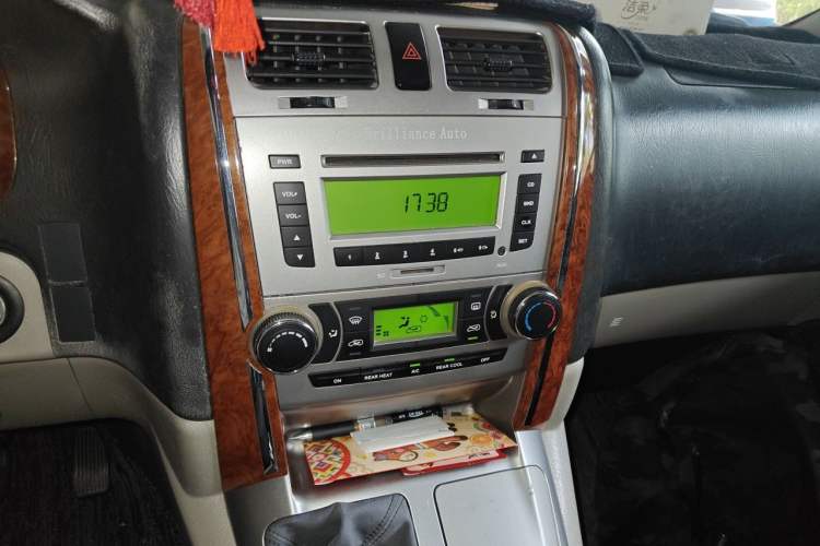 Used Jinbei Grace 2015 2.0L Classic Edition Standard Model Long Wheelbase 7/9 Seats Audio And AC Panel