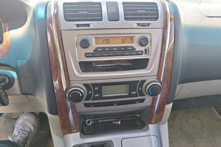 Used Jinbei Grace 2016 2.0L Express Utility Model Audio And AC Panel