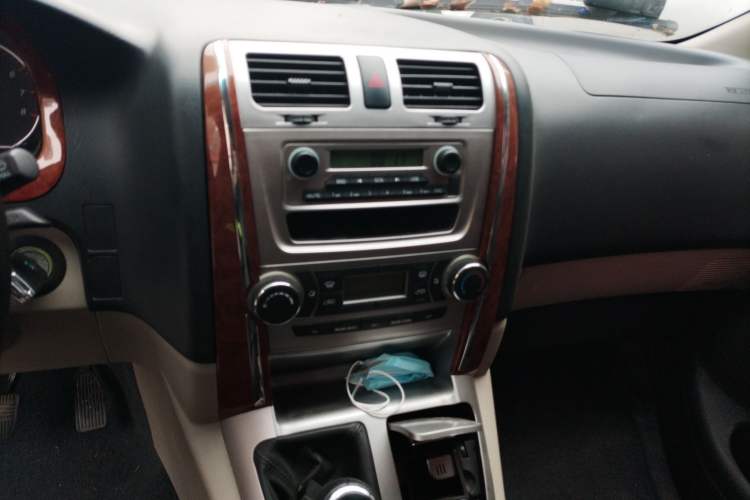 Used Jinbei Grace 2016 2.0L Classic Edition Luxury Long-Wheelbase 9-Seater Audio And AC Panel