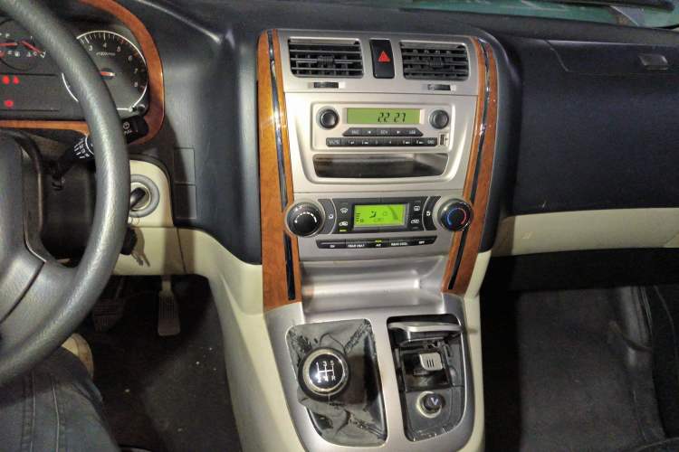 Used Jinbei Grace 2016 2.0L Express Comfort Model Audio And AC Panel