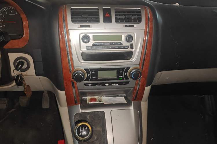 Used Jinbei Grace 2016 2.0L Express Comfort Model Audio And AC Panel