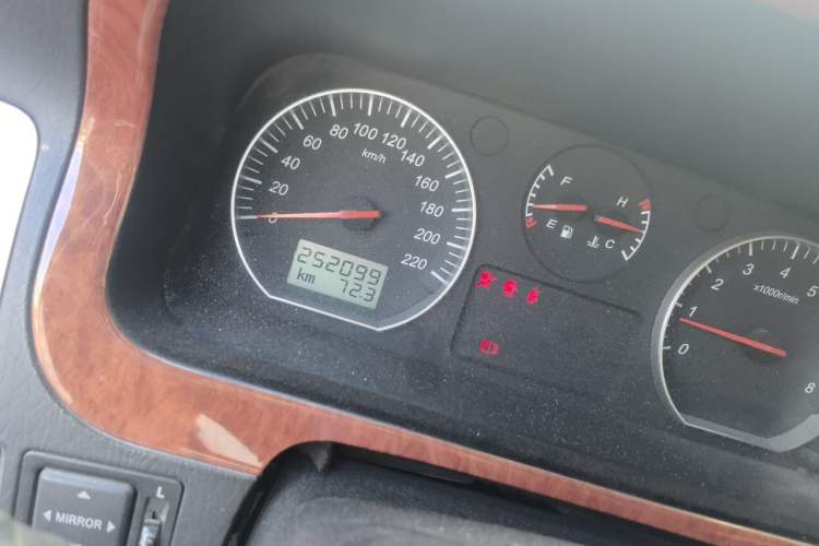 Used Jinbei Grace 2016 2.0L Express Utility Model Odometer Close Up