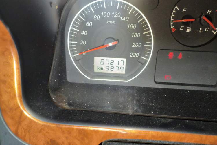 Used Jinbei Grace 2016 2.0L Express Comfort Model Odometer Close Up
