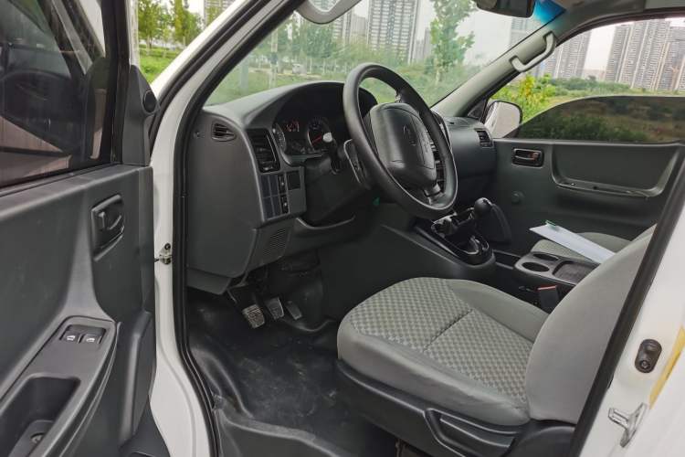 Used Jinbei Grace 2016 2.0L Express Utility Model Interior 1
