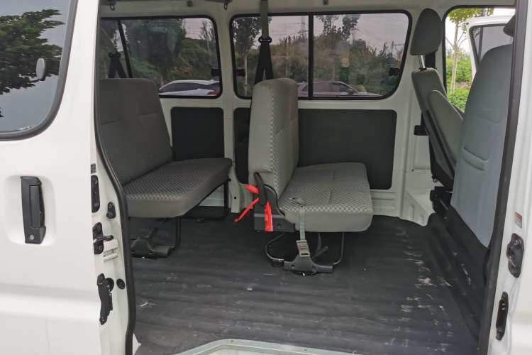 Used Jinbei Grace 2016 2.0L Express Utility Model Interior 2