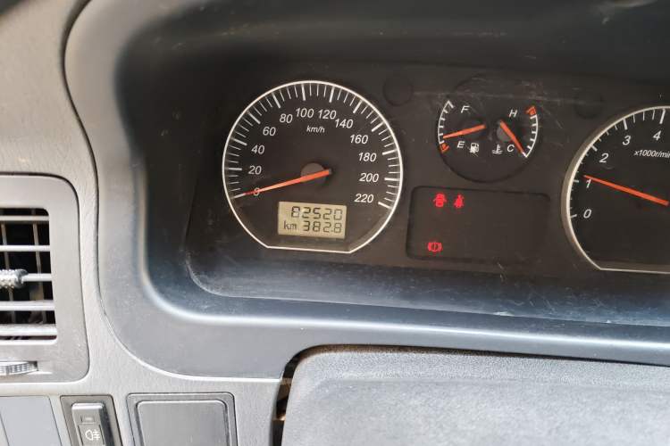 Used Jinbei Grace 2016 2.0L Express Utility Model Odometer Close Up