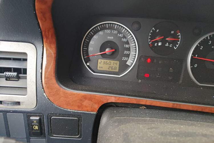 Used Jinbei Grace 2016 2.0L Express Utility Model Odometer Close Up