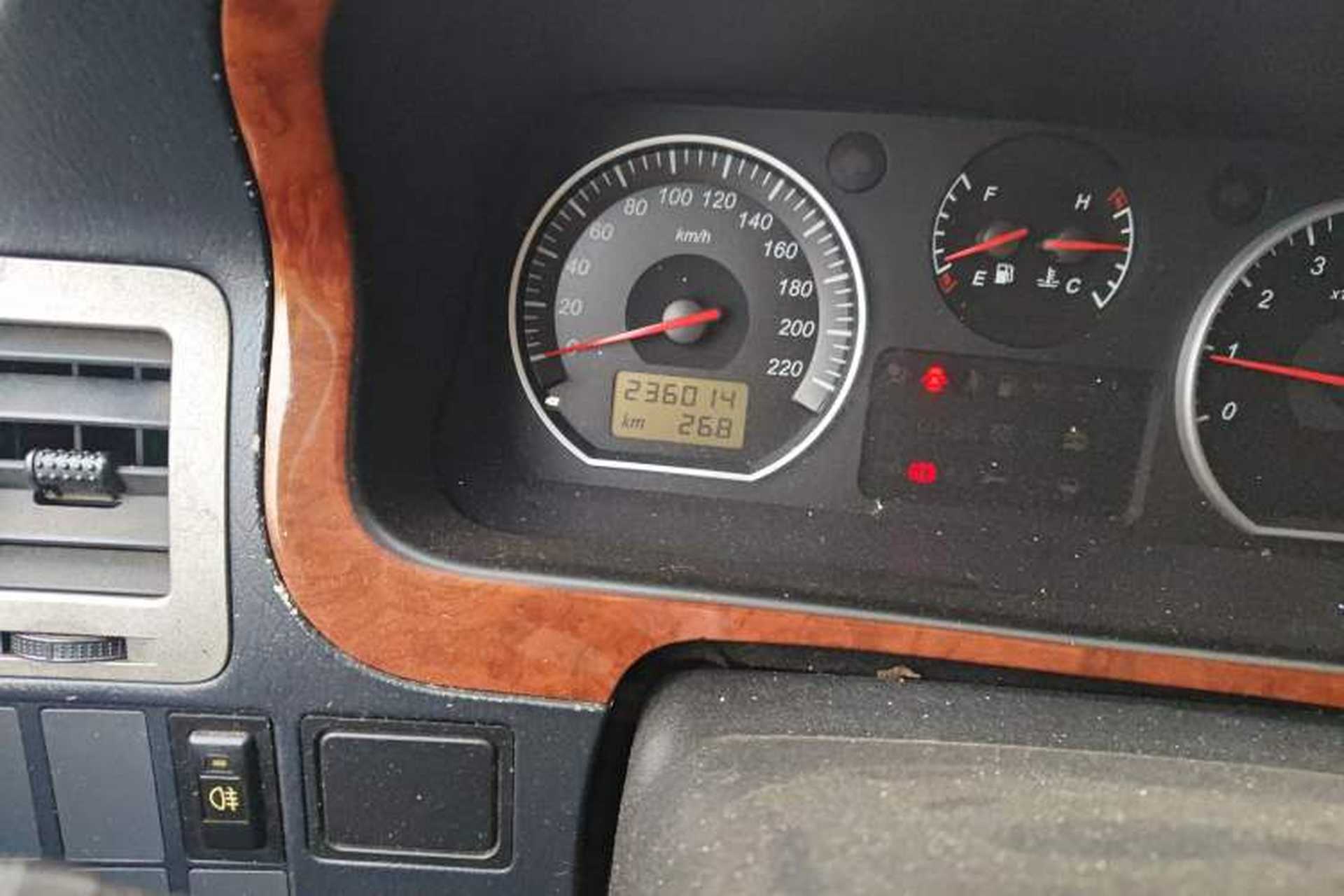 Used Jinbei Grace 2016 2.0L Express Utility Model Odometer Close Up