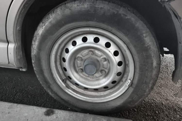 Used Jinbei Grace  Right Front Wheel Hub