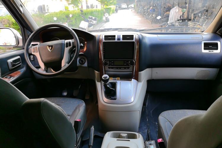 Used Jinbei Grace 2018 2.2L Express Luxury 10-Seater V22 Center Console