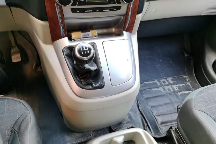 Used Jinbei Grace 2018 2.2L Express Luxury 10-Seater V22 Gear Lever
