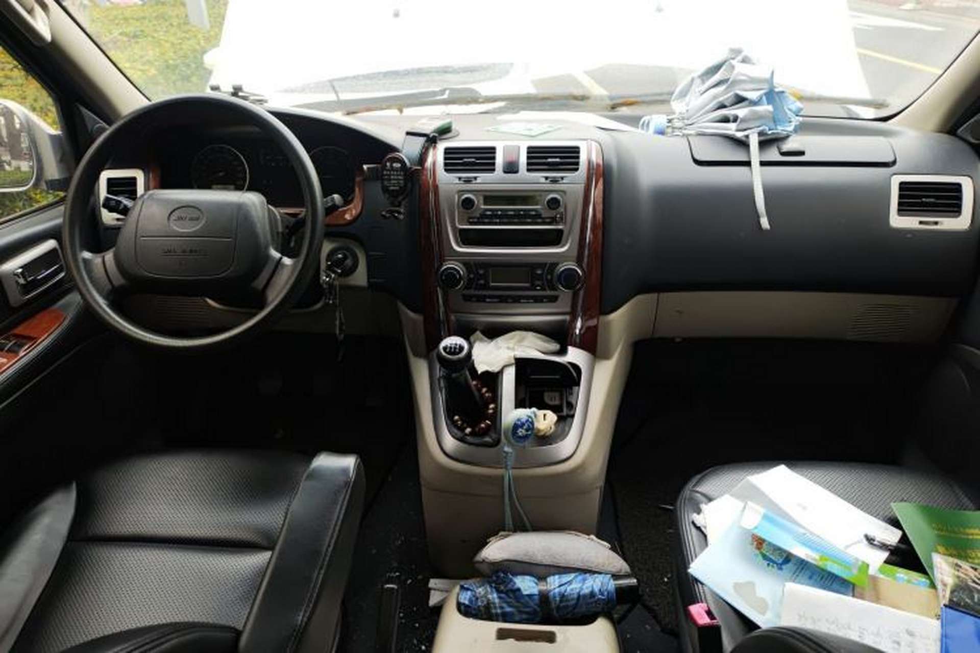 Used Jinbei Grace 2018 2.0L Express Comfort 7-Seater V19 Center Console