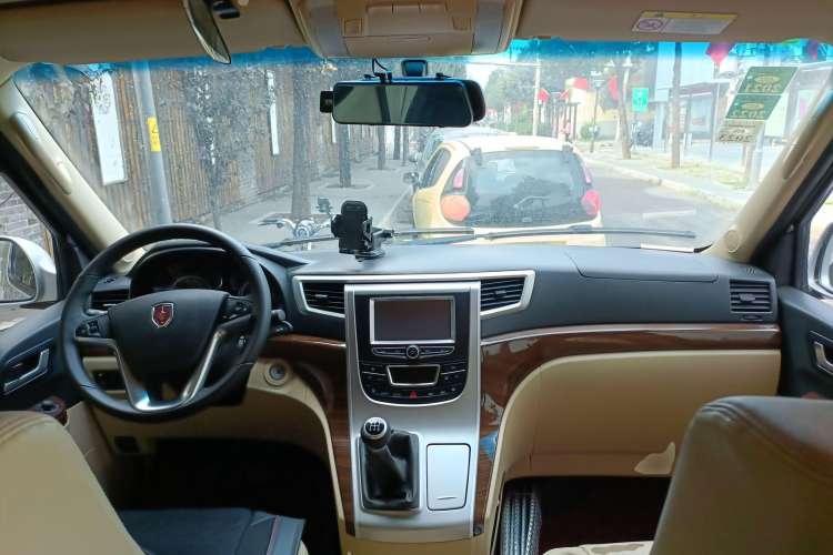 Used Jinbei Grace 2018 2.4L Manual Standard Version Long Wheelbase 10-Seater – 2TZS Center Console