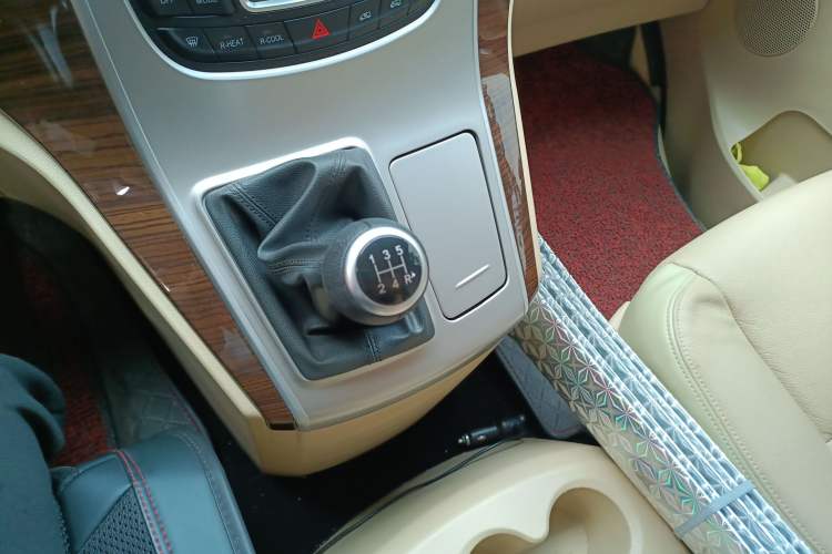 Used Jinbei Grace 2018 2.4L Manual Standard Version Long Wheelbase 10-Seater – 2TZS Gear Lever