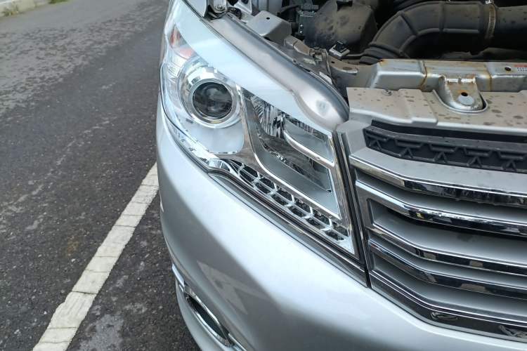 Used Jinbei Grace 2018 2.4L Manual Standard Version Long Wheelbase 10-Seater – 2TZS Right Front Headlight