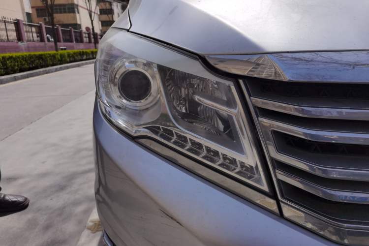 Used Jinbei Grace 2018 2.4L Manual Standard Version Long Wheelbase 9-Seater – 2TZS Right Front Headlight