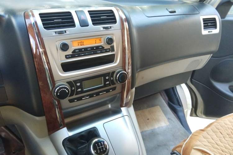 Used Jinbei Grace 2019 2.0L Express Comfort 7-Seater China VI 1TZS Audio And AC Panel