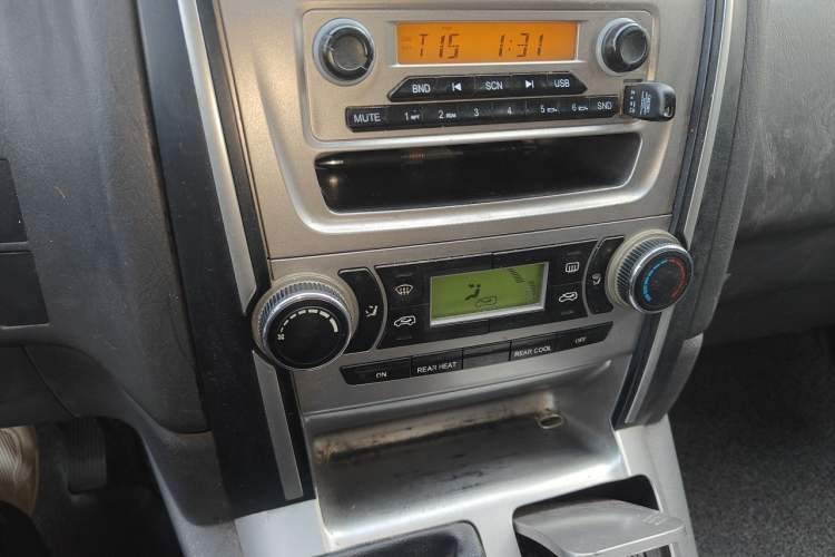 Used Jinbei Grace 2019 2.0L Express Flagship 9-Seater China VI 1TZS Audio And AC Panel