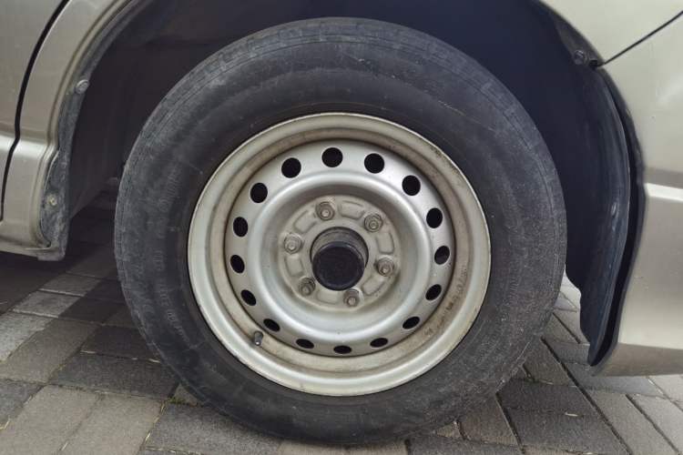 Used Jinbei Grace  Right Front Wheel Hub