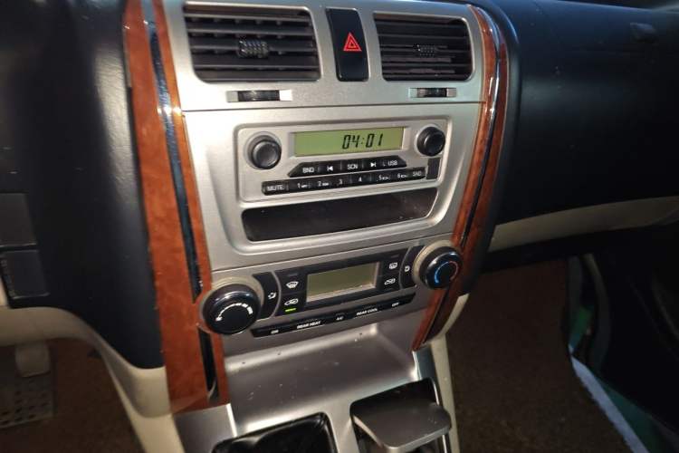 Used Jinbei Grace 2019 2.0L Express Comfort 7-Seater China VI 1TZS Audio And AC Panel