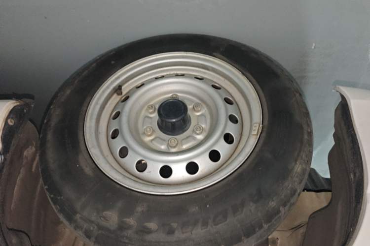 Used Jinbei Grace  Left Front Wheel Hub