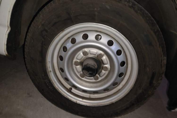 Used Jinbei Grace  Right Front Wheel Hub